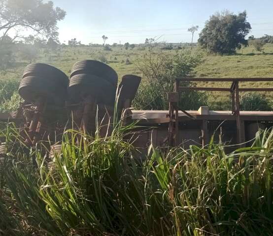 Motorista perde controle, carreta sai da pista e tem princ&iacute;pio de inc&ecirc;ndio