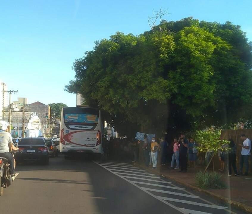 Ônibus quebra na Rui Barbosa e motoristas reclamam de falta de sinalização