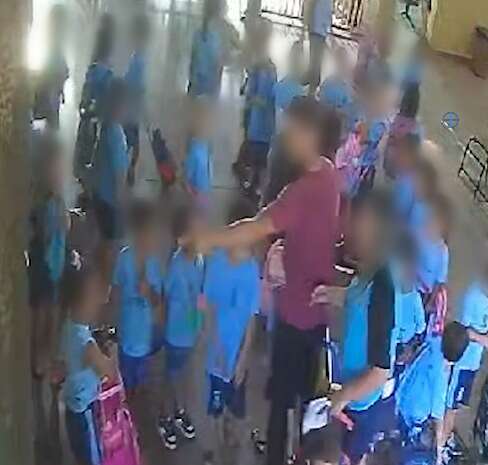 Pais tiram crian&ccedil;a de escola onde foi agredida