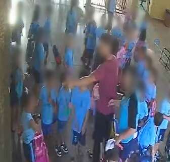 Pais tiram criança de escola onde foi agredida