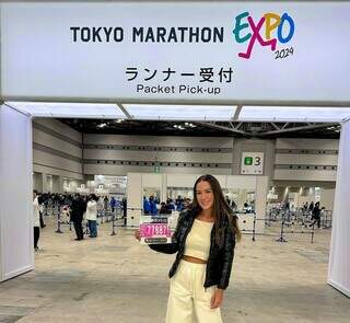 Tatiane posando com número de inscrição na primeira maratona na cidade de Tóquio (Foto: Reprodução/Redes Sociais) 