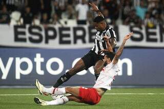 Júnior Santos e Juninho Capixaba disputam a bola no primeiro jogo (Foto: Vítor Silva/Botafogo)