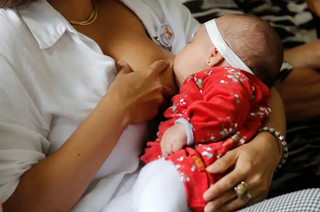 Mulher amamentando bebê (Foto: Fernando Frazão/ Agência Brasil)