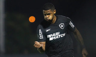 Júnior Santos comemora gol que garantiu vitória do Botafogo na competição. (Foto: Vitor Silva/Botafogo.com.br)