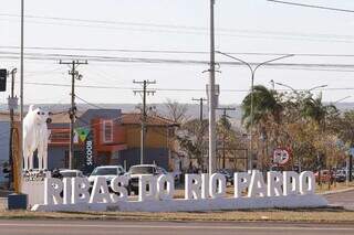 Entrada da cidade de Ribas do Rio Pardo, município distante 98 km da Capital (Foto: Henrique Kawaminami) 