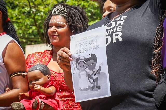 Grupo faz manifesta&ccedil;&atilde;o em frente de escola onde pai agrediu crian&ccedil;a negra 