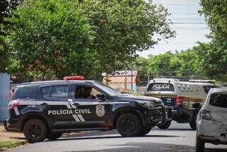 Viaturas da Polícia Civil e Militar no local do atropelamento. (Foto: Henrique Kawaminami)