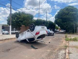 Ônix branco foi parar tombado no meio da rua Professor Xandinho, no São Lourenço, em Campo Grande (Foto: Clara Farias)