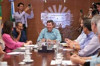 Governador Eduardo Riedel reunido com deputados e lideranças de Eldorado, na tarde de terça-feira (Foto: Álvaro Rezende)