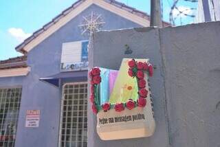 Na Barão do Rio Branco, caixa é preenchida com cartas de mensagens positivas. (Foto: Paulo Francis)