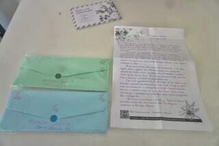 Cartas personalizadas são guardadas em envelopes coloridos.  (Foto: Paulo Francisco)
