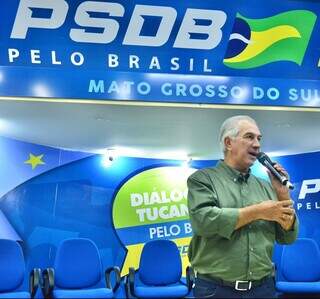 Ex-governador e presidente estadual da PSDB, Reinaldo Azambuja, discurdando em ato de filiação do partido (Foto: Divulgação)