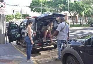 Pai preso chegando em viatura da DEPCA, em Campo Grande. (Foto: Paulo Francis)