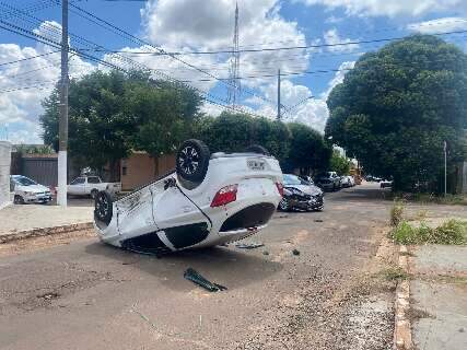 Carro invade a preferencial e capota com idosos em cruzamento