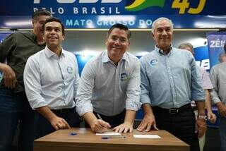 Victor Rocha assina termo de filiação ao lado do presidente municipal do PSDB e deputado, Beto Pereira, e do ex-governador, Reinaldo Azambuja. (Foto: Fernando Antunes)