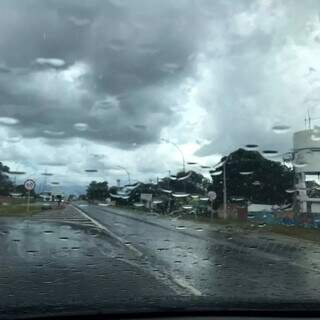 Chuva de ver&atilde;o atinge Campo Grande e fecha o tempo na sa&iacute;da para Tr&ecirc;s Lagoas