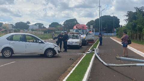 Motorista passa mal ao volante e carro atinge poste na Avenida Fábio Zahran