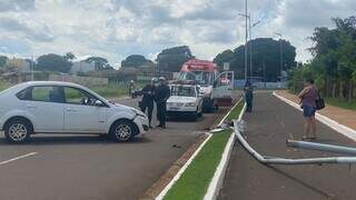 Carro após colidir em poste de ferro e policiais no local. (Foto: Marcos Maluf)