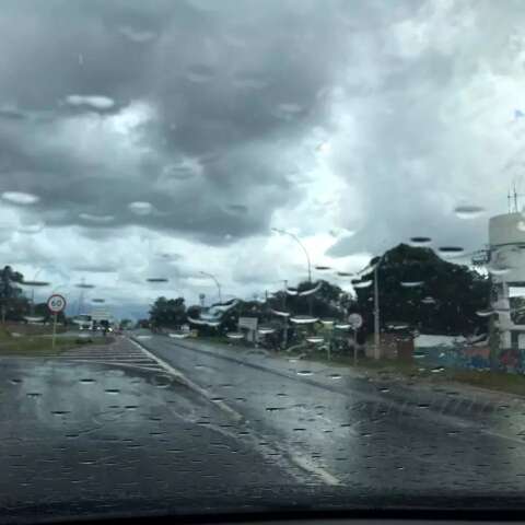 Chuva de ver&atilde;o atinge Campo Grande e fecha o tempo na sa&iacute;da para Tr&ecirc;s Lagoas