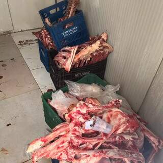 As carnes estavam soltas e fora de um ambiente refrigerado (Foto: Divulgação)