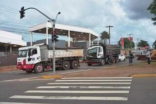 Após a colisão, ambos os caminhões interdiram uma pista da Avenida Gury Marques (Foto: Paulo Francis)