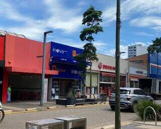 Morador em situação de rua em frente à lanchonete (Foto: Clara Farias)