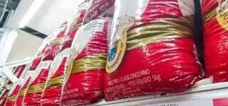Pacotes de arroz em prateleira de supermercado em Campo Grande. (Foto: Arquivo Campo Grande News)