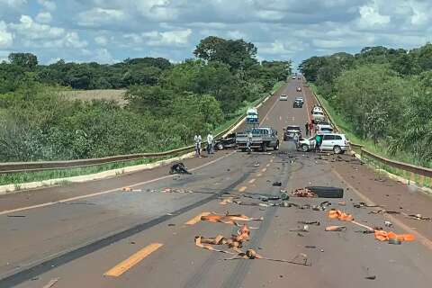 Acidente envolvendo dois carros e uma carreta deixa trânsito parado na BR-463