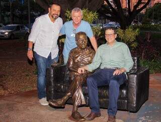 Marcelo Miranda, Ique e Eduardo ao lado da estátua de Manoel de Barros revitalizada (Foto: Juliano Almeida)