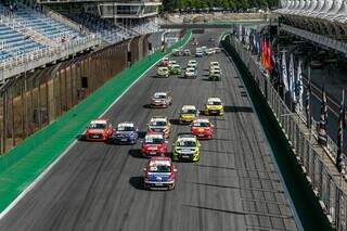 Veículos Hyundai HB20 em pista para disputa da Copa de automobilismo (Foto: Renato Mafra)