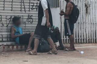 Usuários de drogas na região da antiga rodoviária de Campo Grande (Foto: Marcos Maluf)