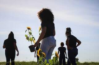 Coletivo de mulheres negras se reuniram em frente à Casa da Mulher Brasileira para plantar girassóis (Foto: Henrique Kawaminami)