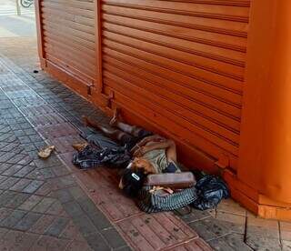 Moradora em situação de rua, dormindo em frente à banca de acessórios para celular (Foto: Arquivo Pessoal)