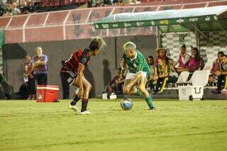 Jogadoras disputam a posse da bola em confronto de estreia do Brasileirão Feminino. (Foto: Luiz Guilherme/Palmeiras)