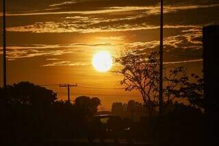 Sol visto da Avenida Ministro João Arinos, na Capital, indica que o dia será quente (Foto: Henrique Kawaminami)