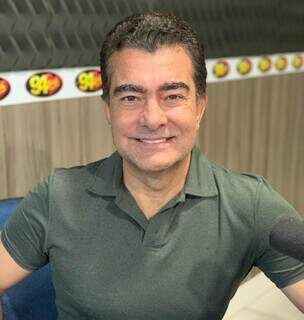 O ex-deputado Marçal Filho no estúdio de sua rádio em Dourados (Foto: Divulgação)