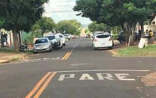 Movimentação em frente a residência onde disparos de arma de fogo foram registrados. (Foto: Direto das Ruas)