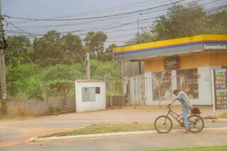 Ciclista em meio ao vento e poeira na Avenida Guaicurus (Foto: Juliano Almeida) 