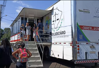 Carreta da Justiça estacionada na região central de Japorã, em 2023. (Foto: Reprodução/TJMS)