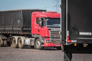 Carreta estacionada em posto de combustíveis de Campo Grande (Foto: Marcos Maluf)