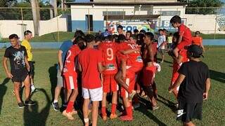 Jogadores do Comercial comemorando vaga à final do Campeonato Estadual Sub-17 em 2023 (Foto: Divulgação) 