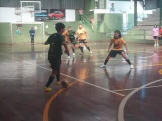 Meninas em quadra pela Copa Pelezinho de Futsal (Foto: Divulgação)