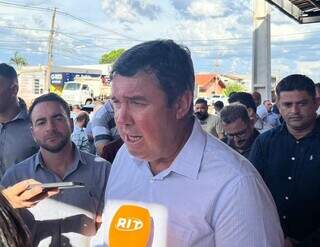 Eduardo Riedel atende a imprensa após vistorias de obras em Dourados (Foto: Helio de Freitas)