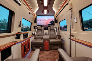 Interior da jetvan foi pensada em trazer conforto e luxo para os clientes durante o translado (Foto: Divulgação)