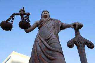 Deusa Thêmis, que representa a Justiça, instalada em frente a prédio do Judiciário em MS (Foto: TJMS/Divulgação)