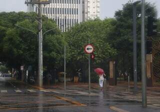 Chuva no centro de Campo Grande na tarde desta sexta-feira (Foto: Osmar Daniel)