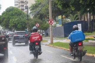 Motoentregadores durante chuva na avenida Afonso Pena (Foto: Juliano Almeida)