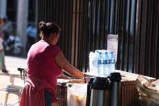 Vendedora de água na região central de Campo Grande (Foto: Marcos Maluf)