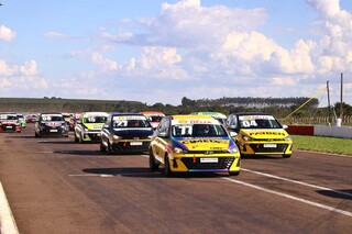 Carros na pista durante classificação neste sábado (Foto: Paulo Francis)