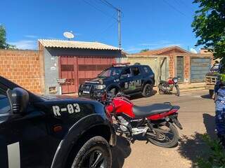 Motocicletas furtadas foram encontradas na Rua Rosa Ferreira Pedro (Foto: Clara Farias)